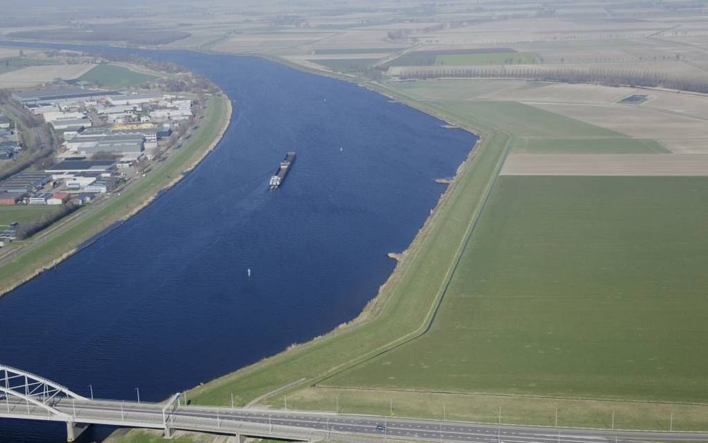 THOLEN. Het overtollige rivierwater stroomt bij een superstorm naar het Volkerak en via het Schelde-Rijnkanaal bij Tholen naar het Zoommeer. De dijken van de waterberging zijn berekend op een waterstand van 2,3 meter boven het normale peil. beeld Rijkswat