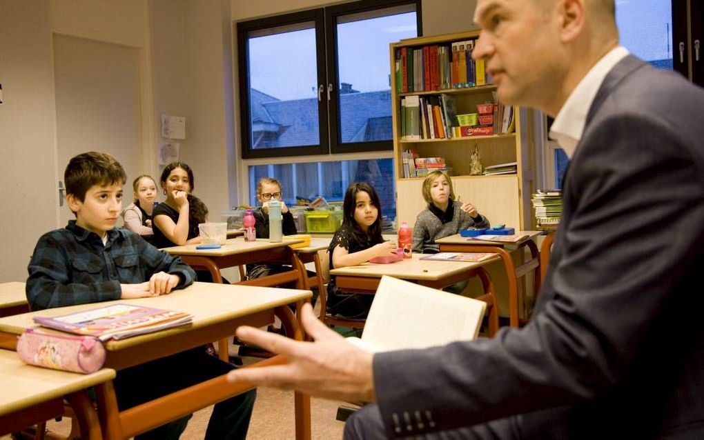 Kinderen van de Beatrixschool in Den Haag hingen woensdagmorgen aan de lippen van fractievoorzitter Segers van de ChristenUnie toen hij uit ”Kruimeltje” voorlas. De politicus deed, net als vele andere bekende Nederlanders, mee aan de start van de National