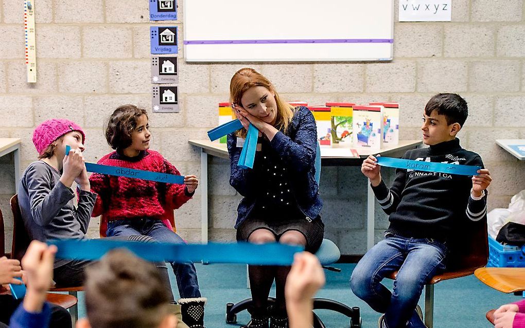 Kinderen uit de noodopvanglocatie Heumensoord op hun eerste schooldag. Beeld ANP