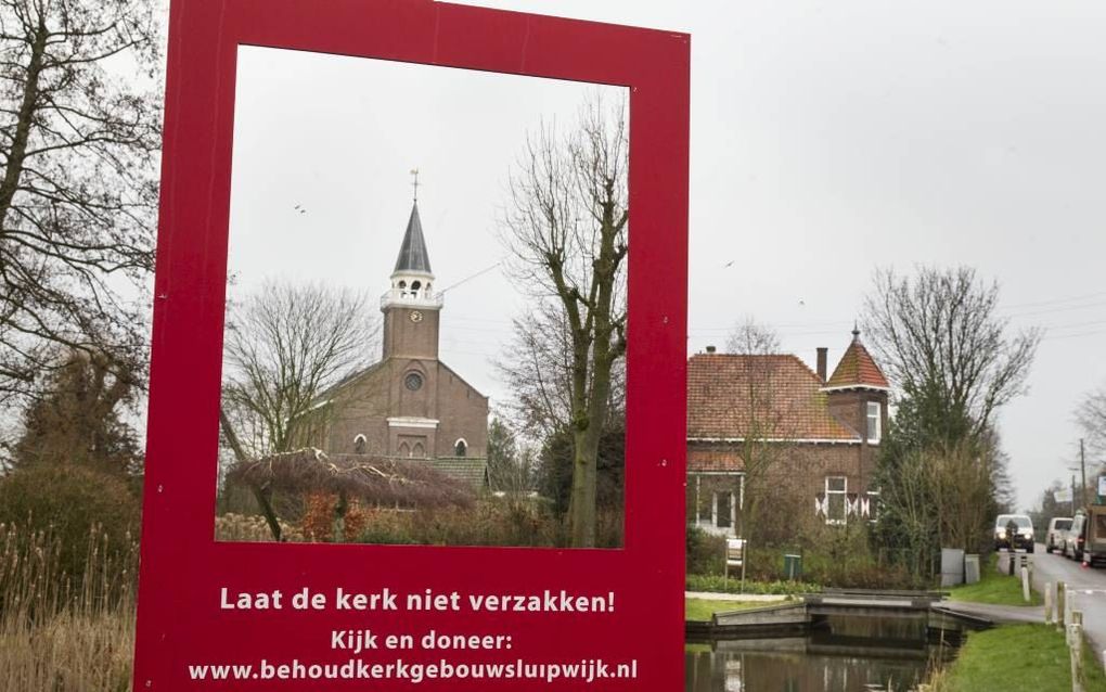 Op verschillende plekken langs de weg is een raamwerk op palen neergezet met de tekst ”Laat de Sluipwijkse kerk niet verzakken”. Beeld RD, Anton Dommerholt