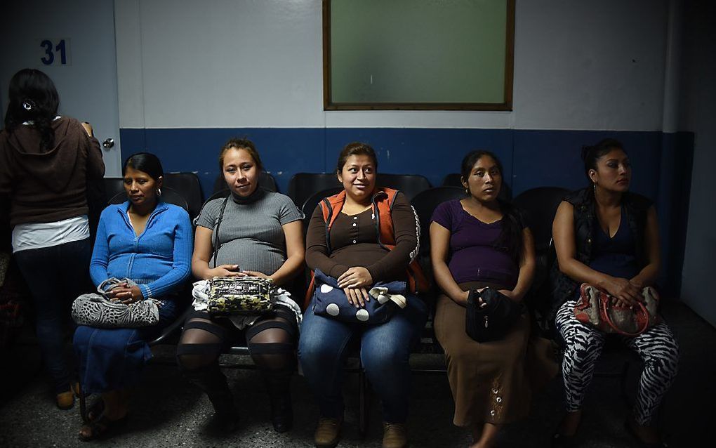 Zwangere vrouwen in Zuid-Amerika laten zich testen op het zikavirus. Beeld AFP