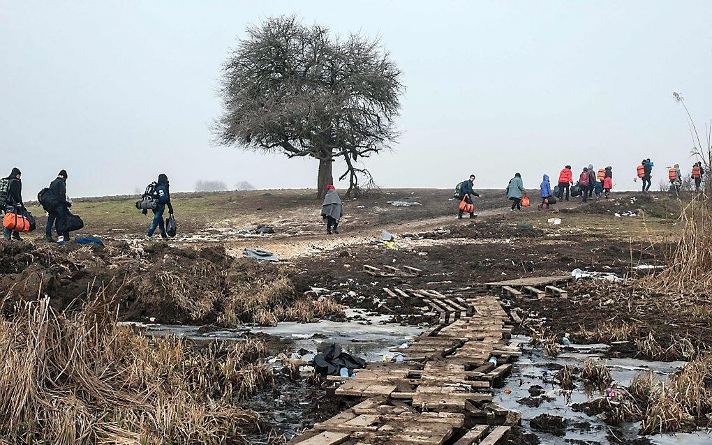 Vluchtelingen bij de grens met Macedonie. Beeld AFP