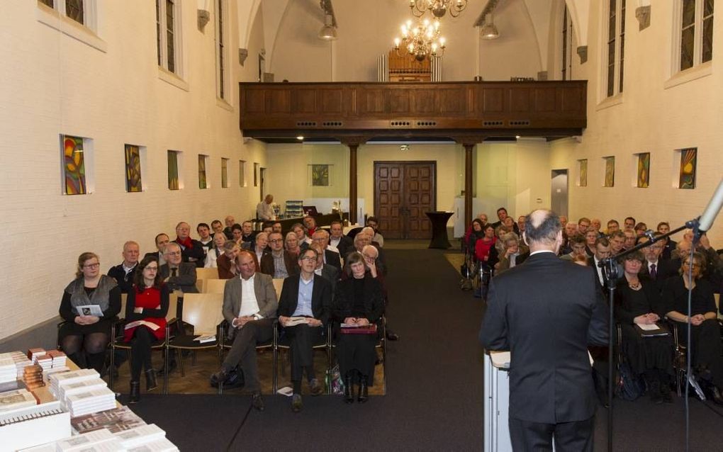 In Kapel Caesarea in Ugchelen presenteerde dr. M. A. van Willigen gisteravond zijn boek ”In Christus verbonden”. beeld RD, Anton Dommerholt