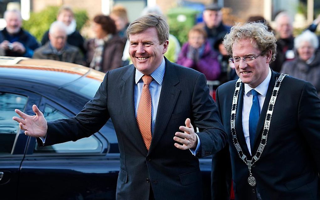 Burgemeester Rodenburg van Midden-Delfland samen met Koning Willem-Alexander in februari 2014 bij een bezoek aan  de Stichting SchuldHulpMaatje Midden Delfland. Beeld ANP