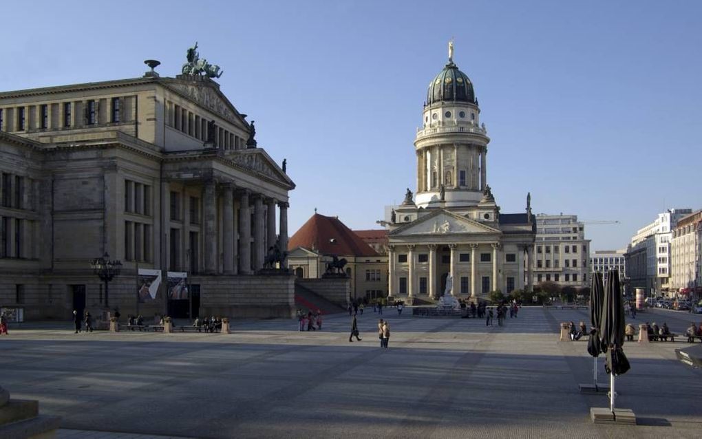 BERLIJN. De Gendarmenmarkt in Berlijn, met de Französische Dom. In de zeventiende eeuw woonden in deze omgeving tal van Franse immigranten, overwegend hugenoten (protestanten). beeld Wikimedia