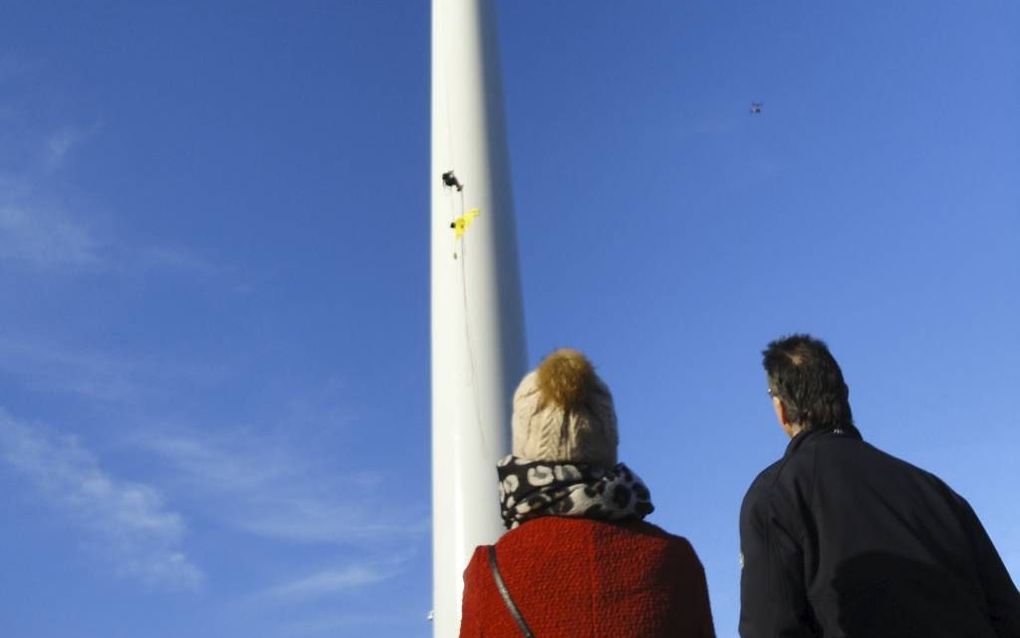 Philip Parlevliet en Fenna Valk, 2 van de 60.000 leden van coöperatie Qurrent bij een nieuwe windturbine. beeld Jan Pieter Rottier