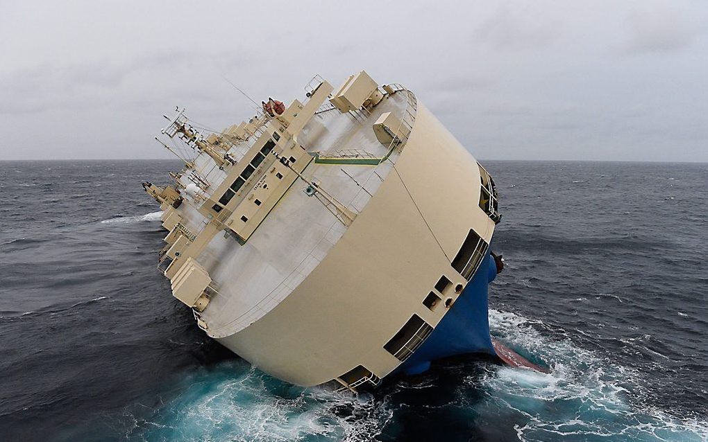 In de Golf van Biskaje dreigt het vrachtschip de Modern Express te kapseizen. beeld EPA