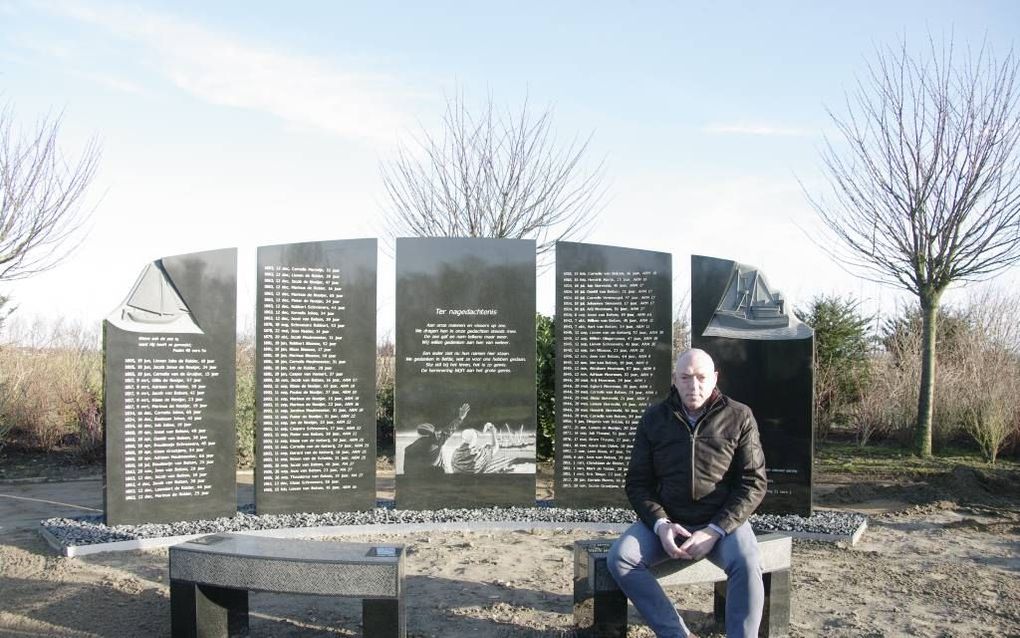 Visser Cas Caljouw bij het nieuwe vissersmonument op de begraafplaats van Arnemuiden. Morgen is daar een herdenkingsbijeenkomst voor de 96 vissers uit Arnemuiden die sinds 1805 omkwamen of vermist raakten. beeld Van Scheyen Fotografie