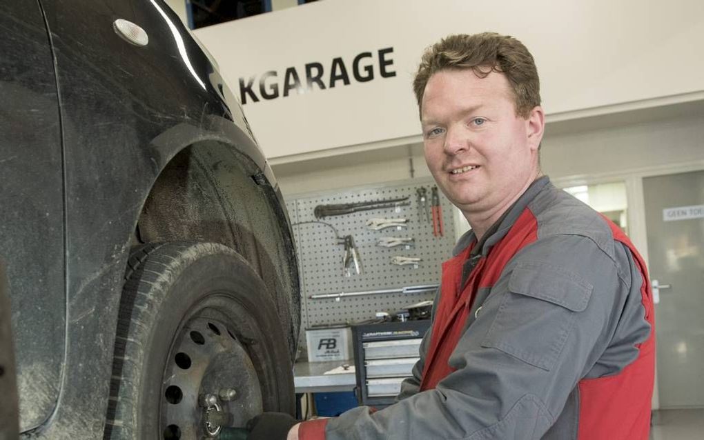 Automonteur  Pieter-Jan van der Perk verhuurt zich als zzp'er aan garagebedrijven. beeld Henk Copier