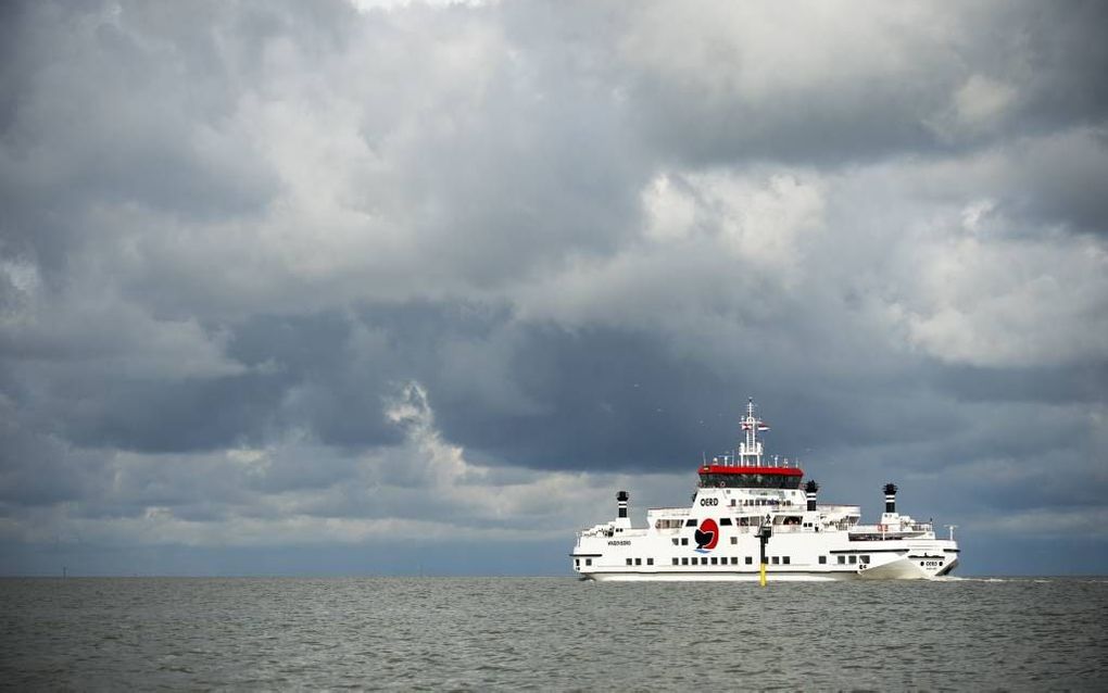 Met vloed heeft de veerboot naar Ameland geen last, maar als het eb wordt, is de vaargeul op sommige plekken niet diep genoeg. Foto VVV Ameland