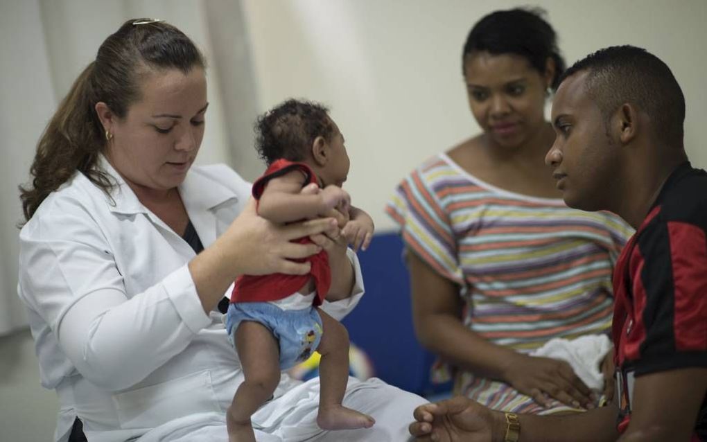 SALVADOR. De ouders van de twee maanden oude Icaro Luis bezoeken een arts in het ziekenhuis in Salvador (Brazilië) nadat hun kind is geboren met microcefalie.  beeld AFP