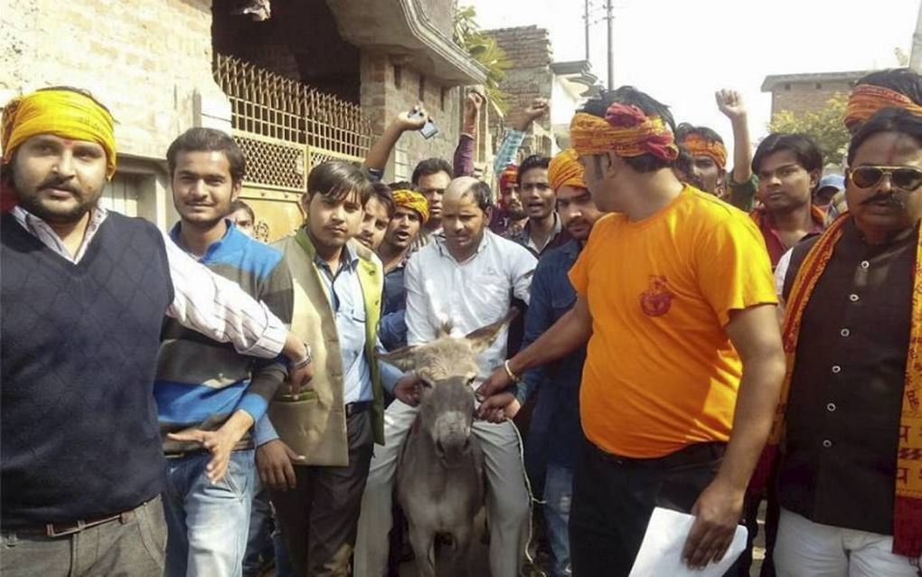 Beeld van de mishandeling en vernedering van een Indiase christen door hindoeradicalen in de Indiase stad Jalaun. De man werd er dit weekend van verdacht hindoes te hebben willen bekeren.  beeld Facebook