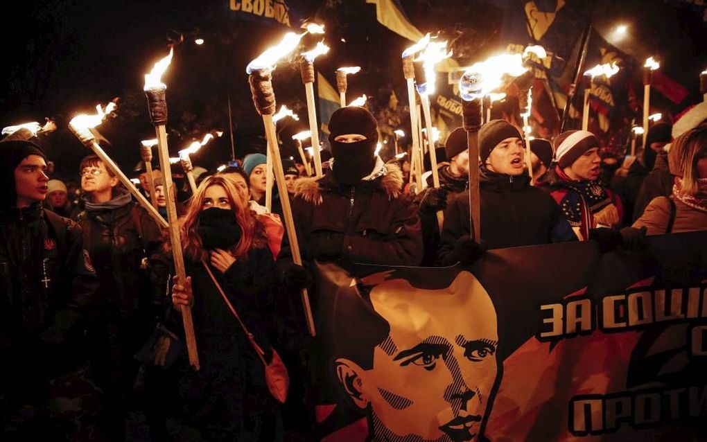 KIEV. Oekraïnse natianlisten herdenken de geboortedag van Stepan Bandera in Kiev, januari vorig jaar. Bandera geldt ondanks zijn duistere oorlogsverleden nog altijd als een absolute held van de anti-Russische Oekraïners. beeld EPA