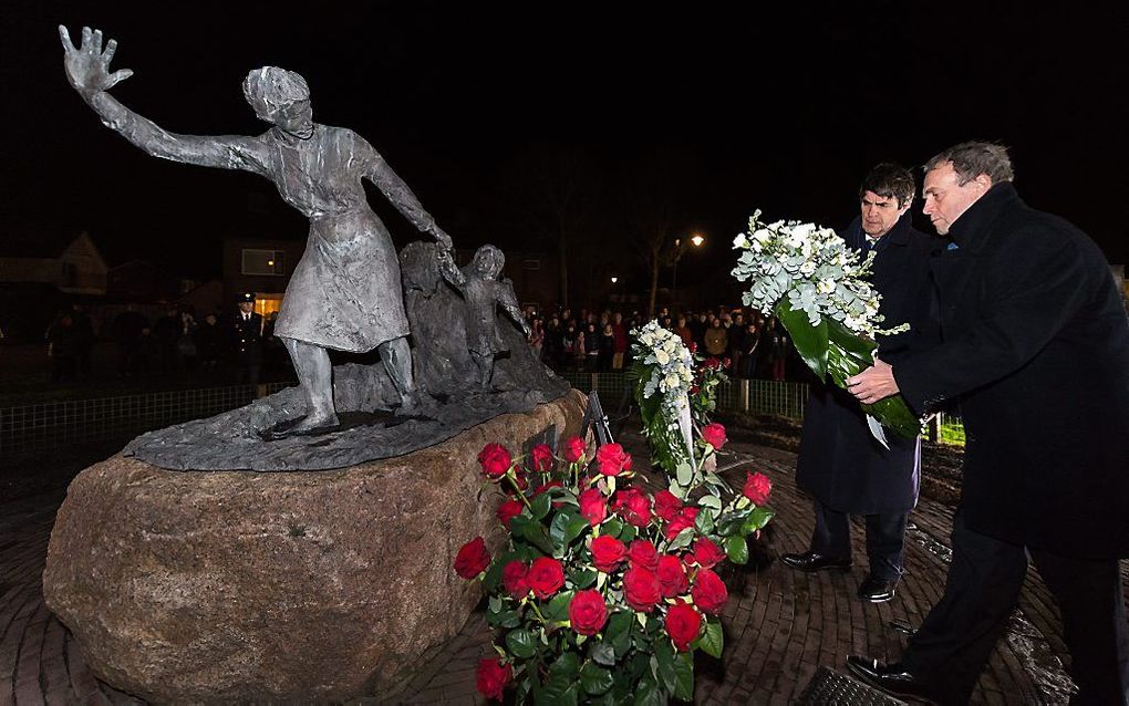 Dijkgraaf Geluk en heemraad Robijn plaatsten een krans bij het watersnoodmonument aan de Brielsestraat in Stellendam. beeld Wim van Vossen