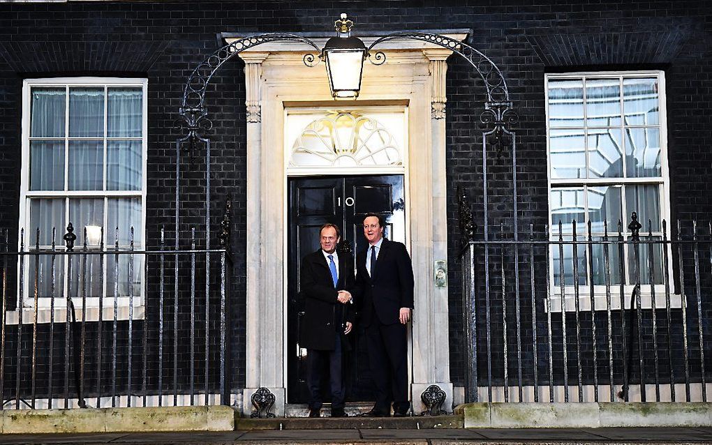 Cameron (R) en Tusk in Londen. beeld EPA