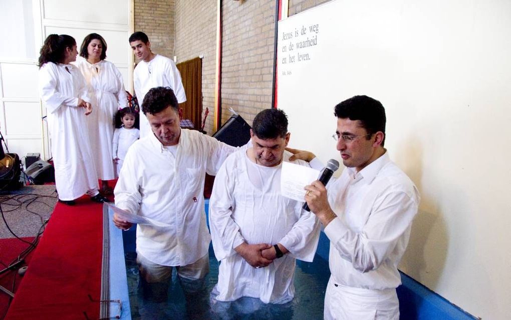 Een doopdienst in de Oase, een ICF-gemeente in Amersfoort. Rechts de Syrische evangelist Samer Younan. beeld Oase