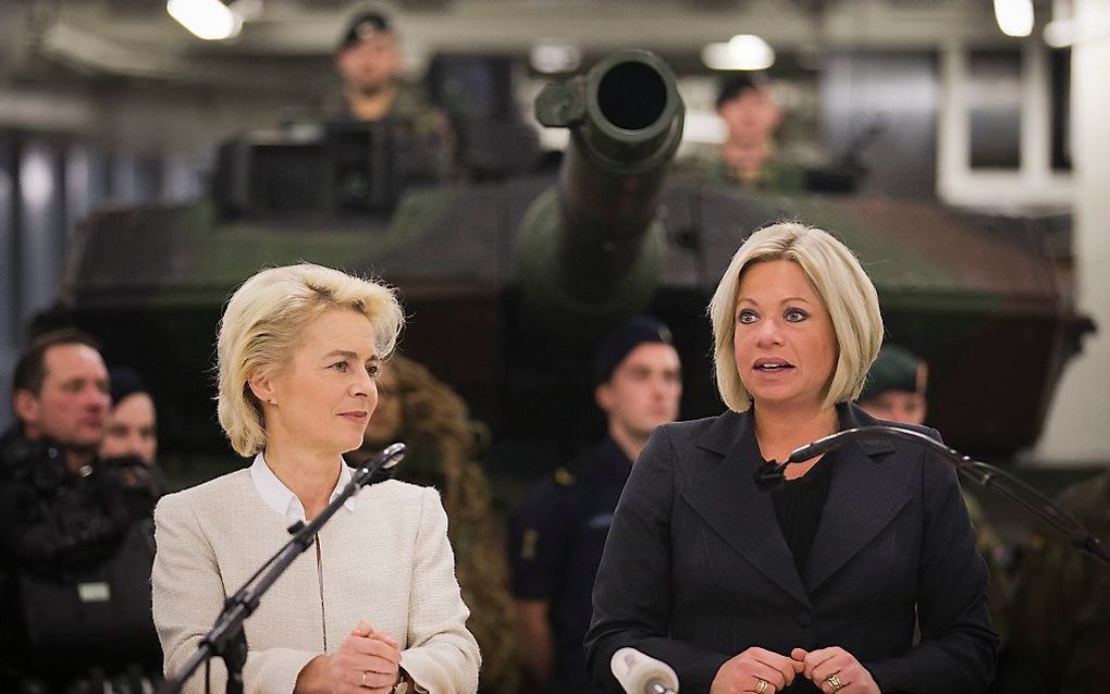 Minister Hennis van Defensie en haar Duitse collega Von der Leyen. beeld ANP