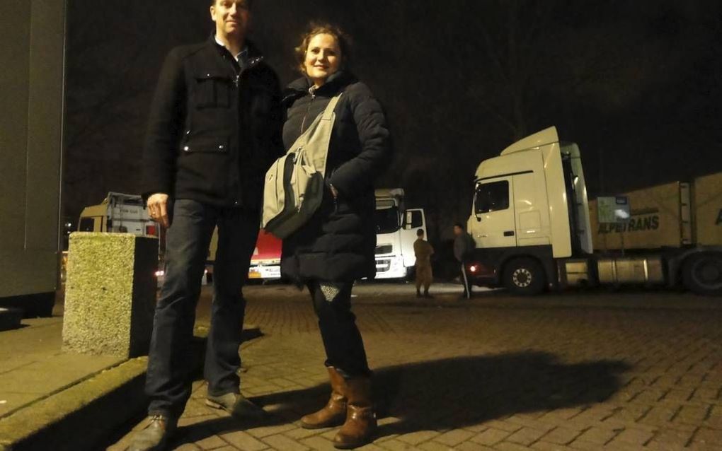 CU/SGP-raadslid Van Pienbroek (l.) en tolk Klara Kasapov zetten zich in voor goede parkeerplekken voor truckers. beeld Jan Pieter Rottier