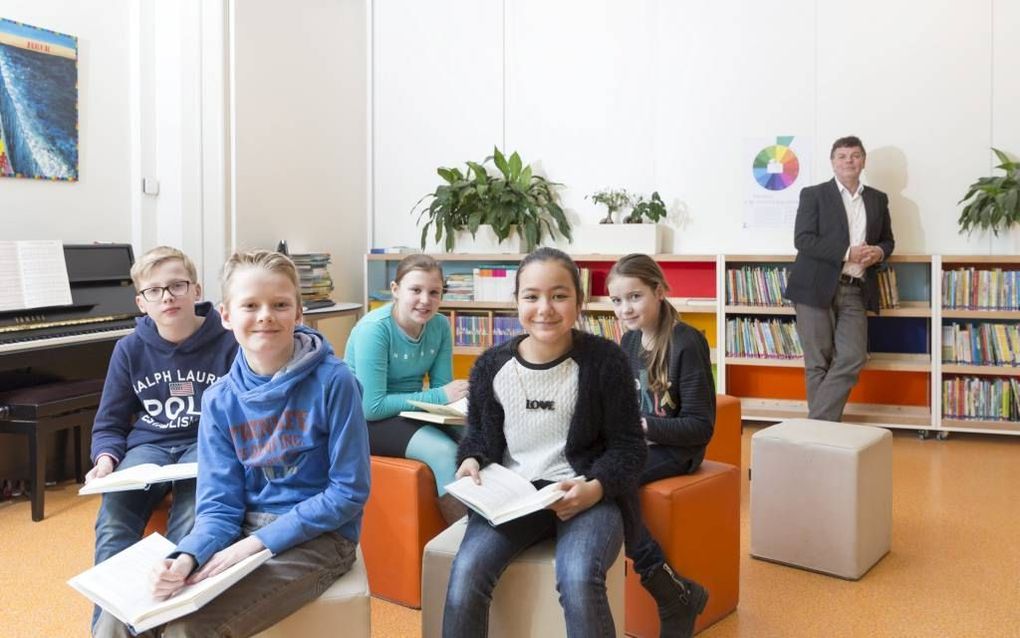 Leerlingen van de Koningin Wilhelminaschool in Zoetermeer in de schoolbibliotheek. V.l.n.r. Hidde Verhoeff, Boaz van Rumpt, Anne Bregman, Marise Paats, Judith Riedijk en directeur Jaap Nieuwenhuis. Johanneke Mulder staat niet op de foto. beeld Sjaak Verbo