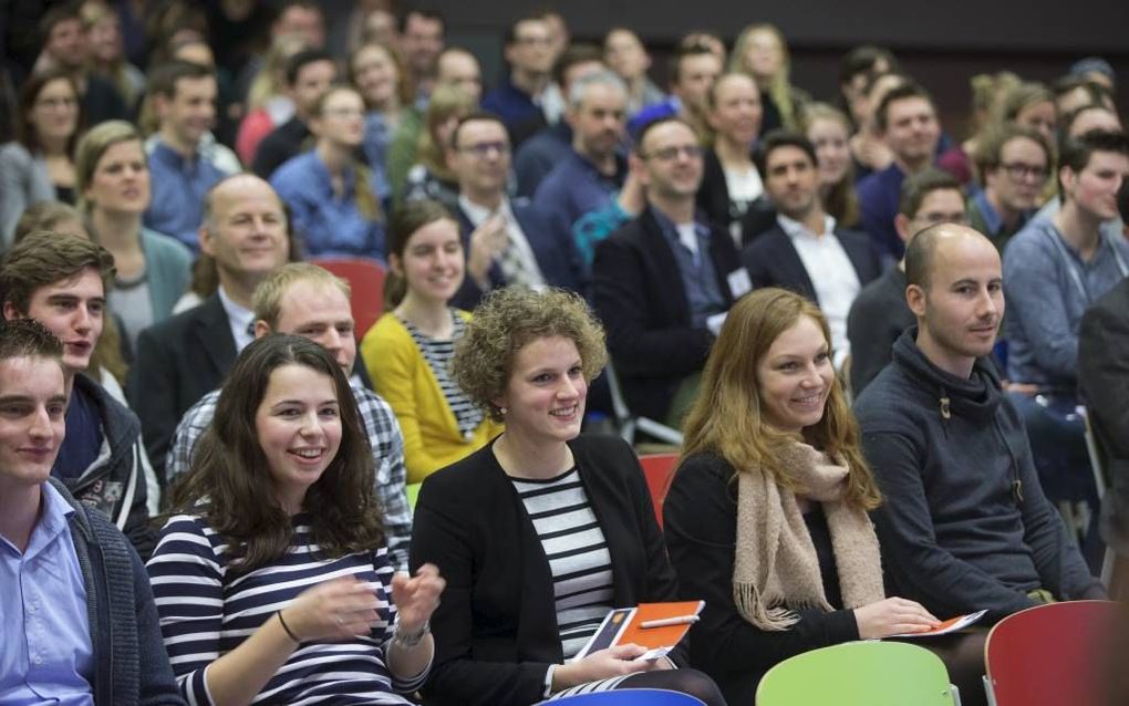 BARNEVELD. In het Fontanus College in Barneveld is gisteravond een van de Belijden Is Doen”-avonden gehouden. De bijeenkomsten rond belijden zijn een initiatief van de Hervormd-Gereformeerde Jeugdbond (HGJB).  beeld Herman Stöver