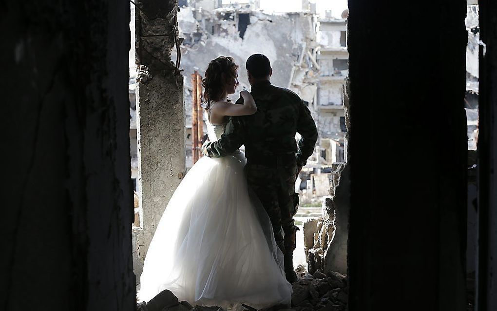 De Syrische Merhi (18) en Hassan Youssef (27) zijn vrijdag getrouwd in Homs. beeld AFP