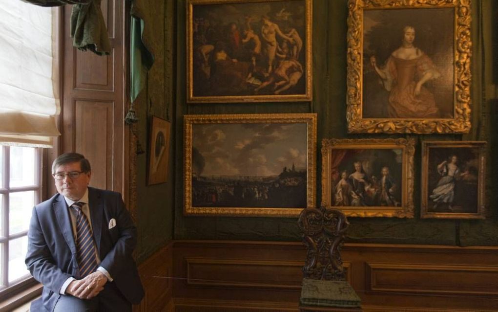 Voorzitter Jim van der Meer Mohr van de Geschiedkundige Vereniging Oranje-Nassau hoopt dat zijn vereniging ook een jonger publiek kan aanspreken. Foto: in de schilderijengalerij van Paleis Het Loo, met item uit de collectie van de vereniging. beeld RD, He