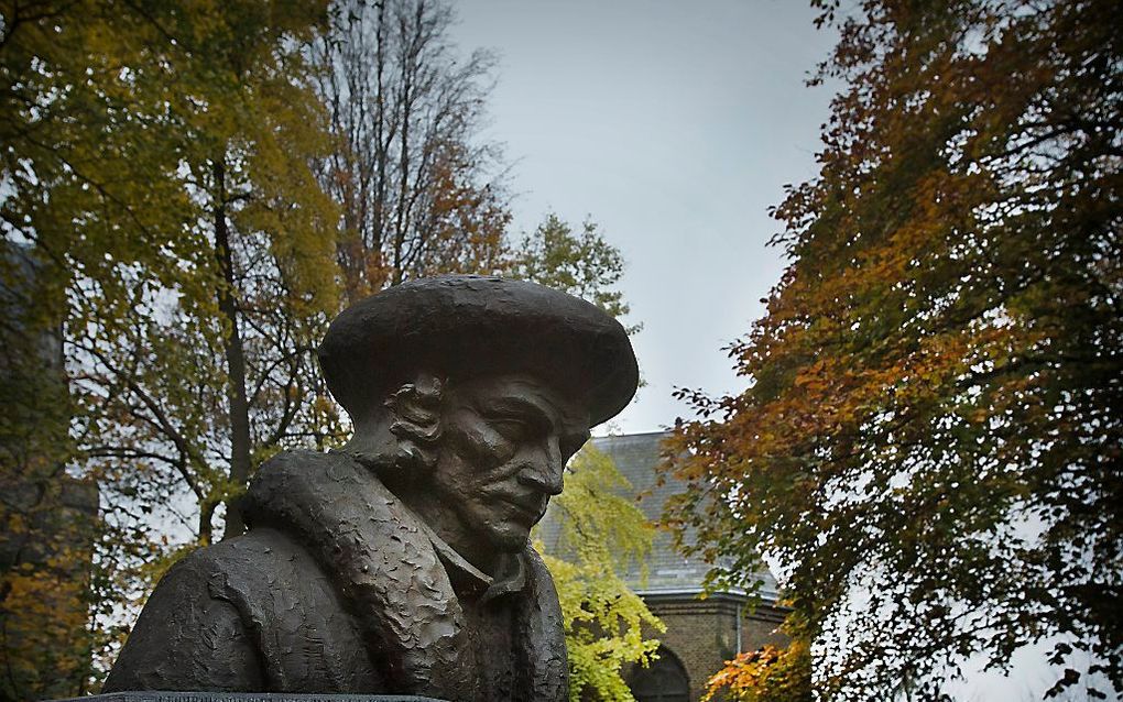 Standbeeld van Desiderius Erasmus in het Willem Vroesenpark te Gouda . beeld RD, Henk Visscher