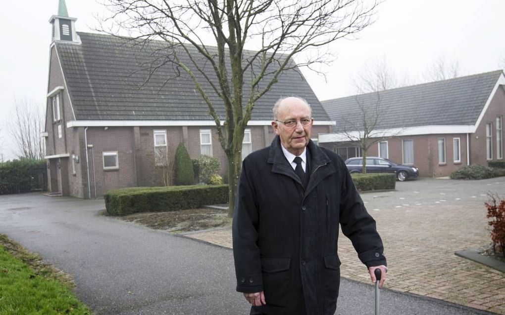 Ouderling S. van Steensel voor het kerkgebouw waar hij een halve eeuw dient: in de Gereformeerde Gemeente van Goudswaard. beeld RD, Anton Dommerholt