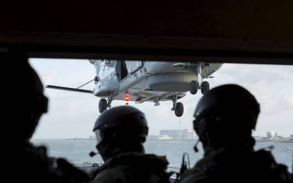 Een NH90-marinehelikopter zet bijna zijn wielen aan de grond op de Zr.Ms. Zeeland. beeld André  Dorst