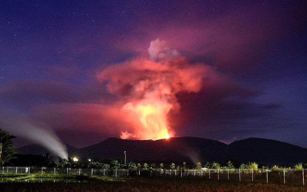 Uitbarsting van de vulkaan Soputan op het Indonesische eiland Sulawesi. beeld AFP