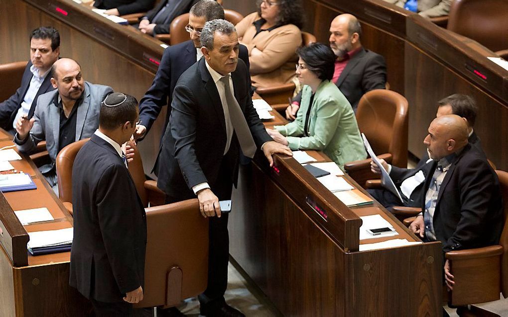 Knessetlid Jamal Zahalka wordt de zaal uit geleid. beeld EPA