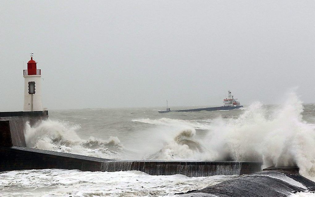 Ook langs de Franse westkust stormde het maandag. beeld EPA