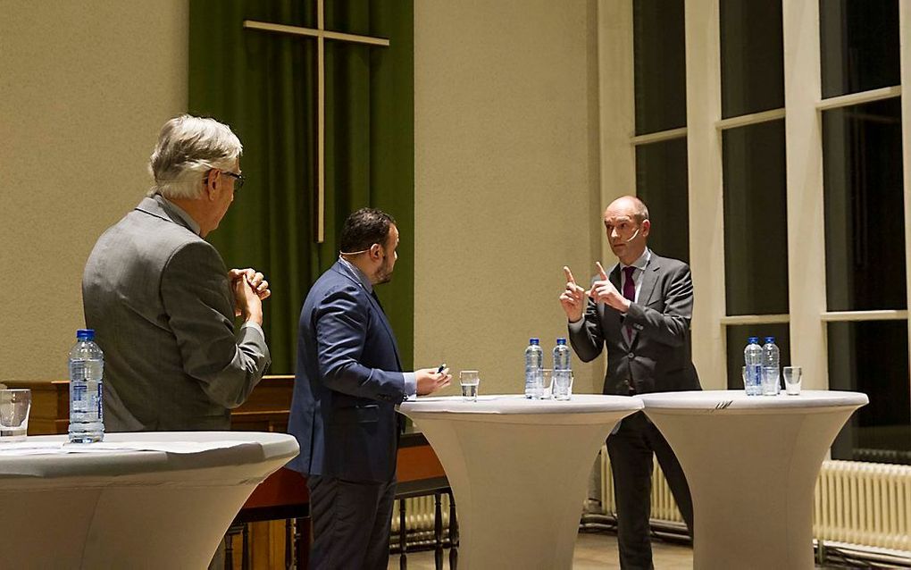 Imam Elforkani en CU-leider Segers gingen maandagavond met elkaar in debat. beeld RD, Anton Dommerholt