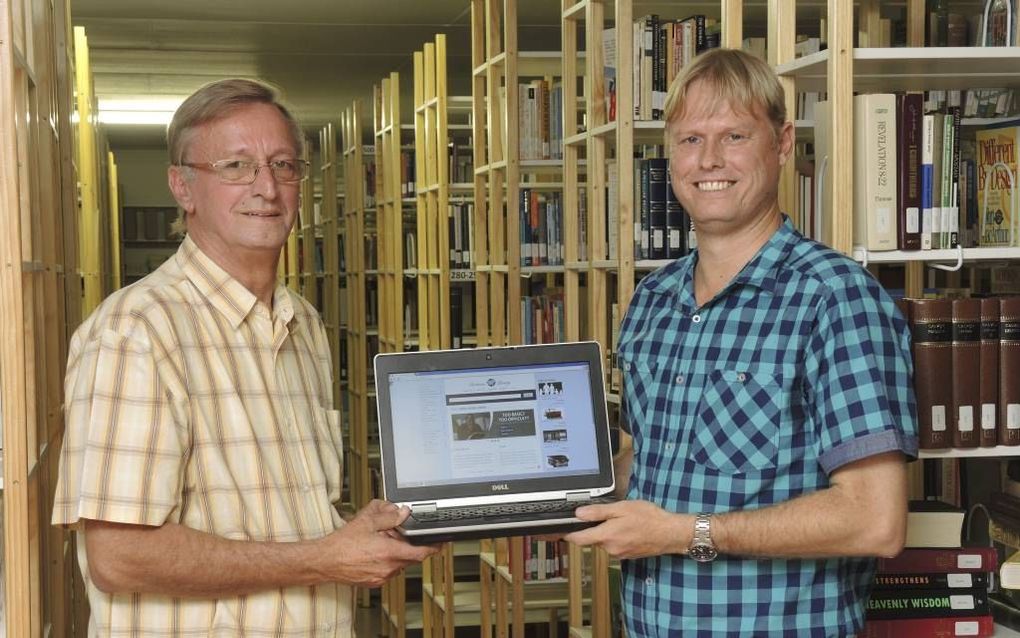 Ds. Jopie van der Linden (r.) en zijn vader Koos van der Linden. beeld RD