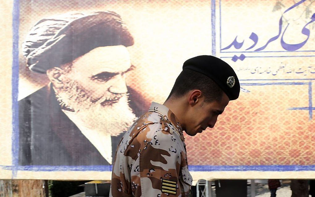 Affice Ruhollah Khomeini. beeld AFP