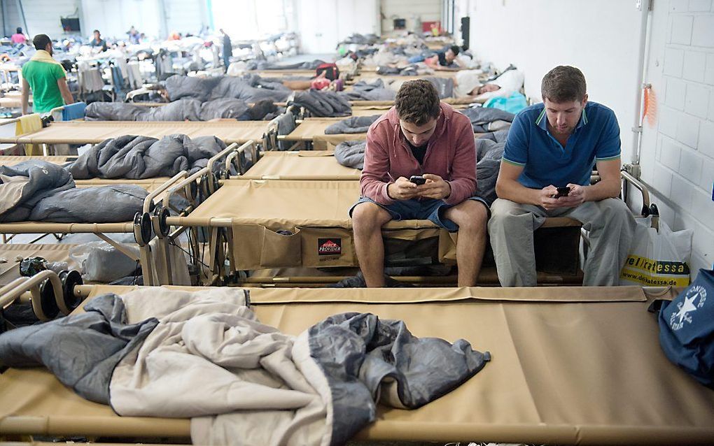 Migranten in een opvangcentrum in Stuttgart. beeld EPA