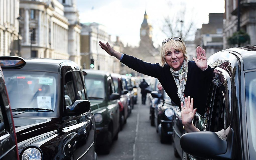 Britse taxichauffeurs protesteren in Londen tegen concurrent Uber. beeld EPA