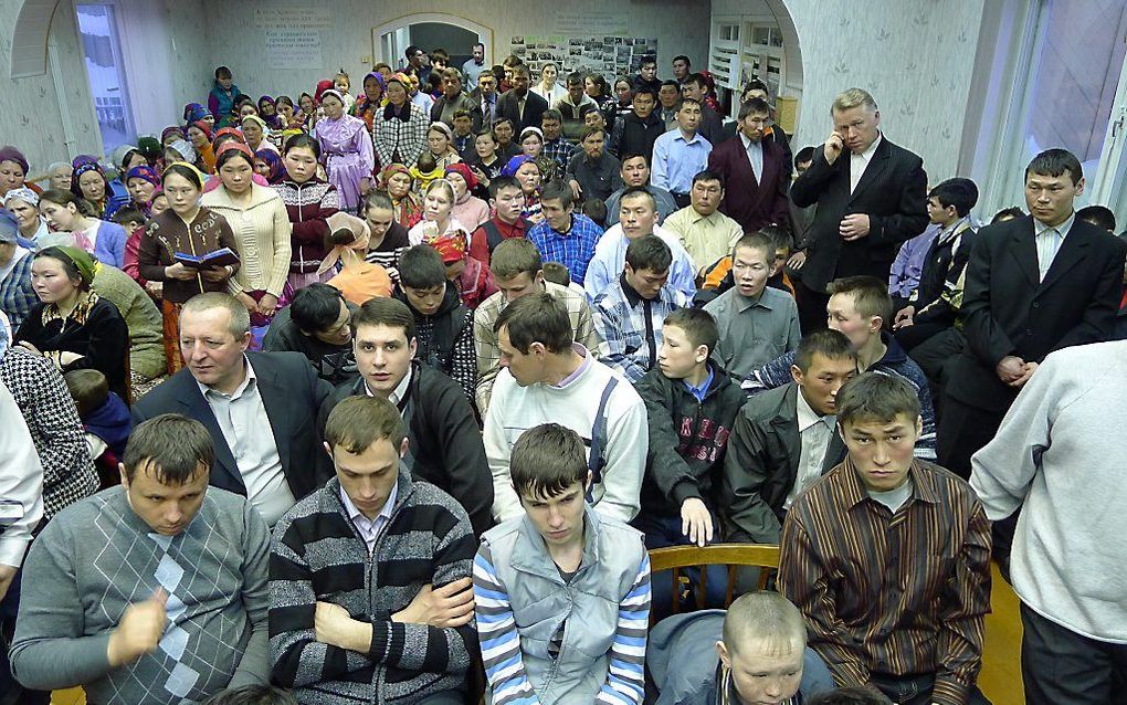 Ontmoeting in een kerk tussen christenen uit Rusland en Oekraïene en Nentsen, een poolvolk uit Siberië. beeld RD