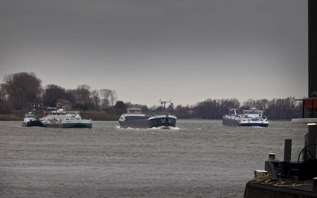 Scheepvaart bij Lobith, waar de Rijn Nederland binnenkomt. beeld RD, Henk Visscher