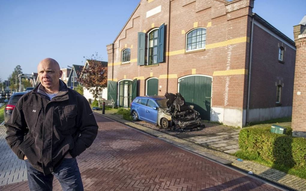 GroenLinks-fractievoorzitter Harold Halewijn uit het Noord-Hollandse Oostknollendam bij een van zijn in oktober in brand gestoken auto’s.  beeld ANP