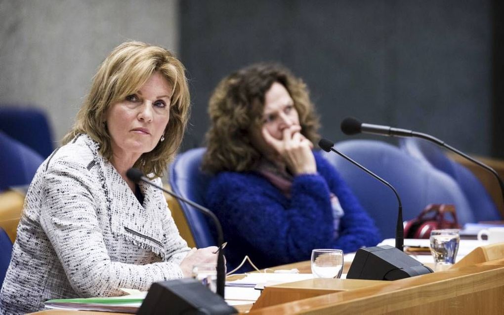 Tweede Kamerlid Pia Dijkstra (D66) en Edith Schippers (VVD), minister van Volksgezondheid, tijdens het debat over de wet op de orgaandonatie. beeld ANP