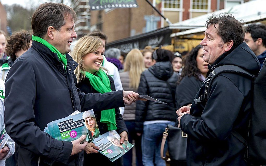 D66-leider Pechtold voert in Den Haag campagne voor het associatieverdrag met Oekraïne. Zijn partijgenoot Van den Bos vindt een referendum over dat verdrag maar belachelijk. beeld ANP