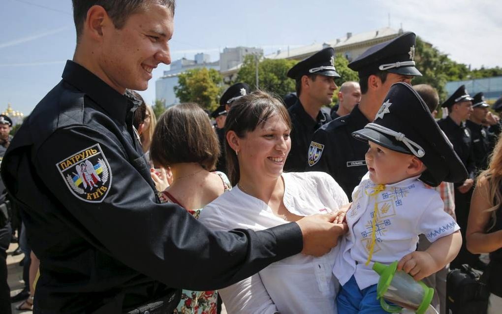 Eindelijk een politie die niet corrupt is. De regering van Oekraïne hoopt dat het dat ideaal heeft bereikt na de grondige hervorming die in gang is gezet. Het kernwoord is dienst aan de samenleving. beeld EPA