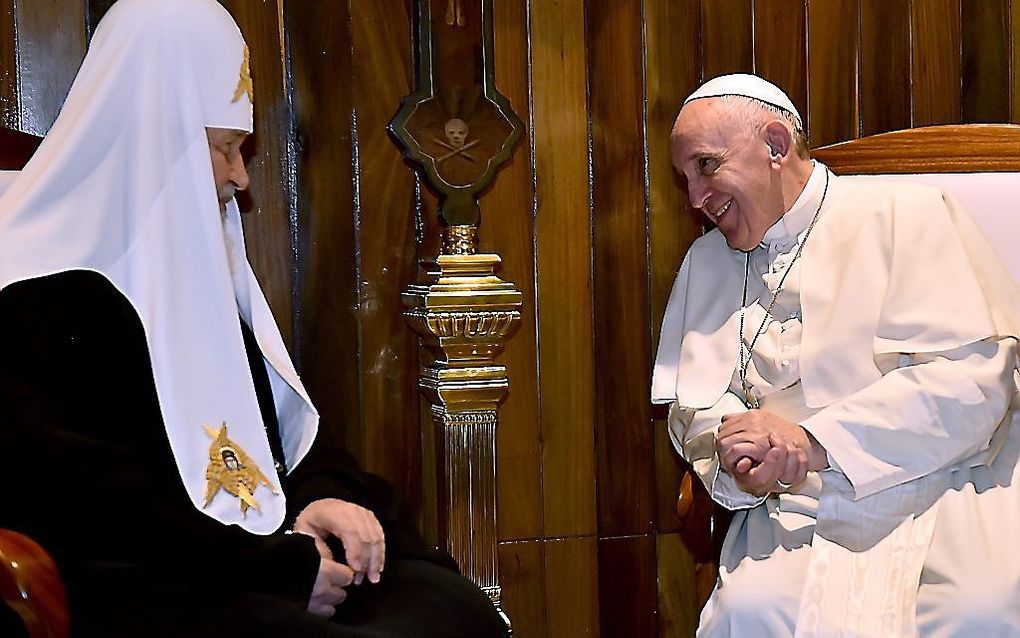 Partriarch Kirill (l.) en paus Franciscus bij hun ontmoeting in Cuba in 2006. Het was de eerste ontmoeting tussen een Russisch-ortohodoxe en een rooms-katholieke kerkleider sinds 1054. beeld AFP