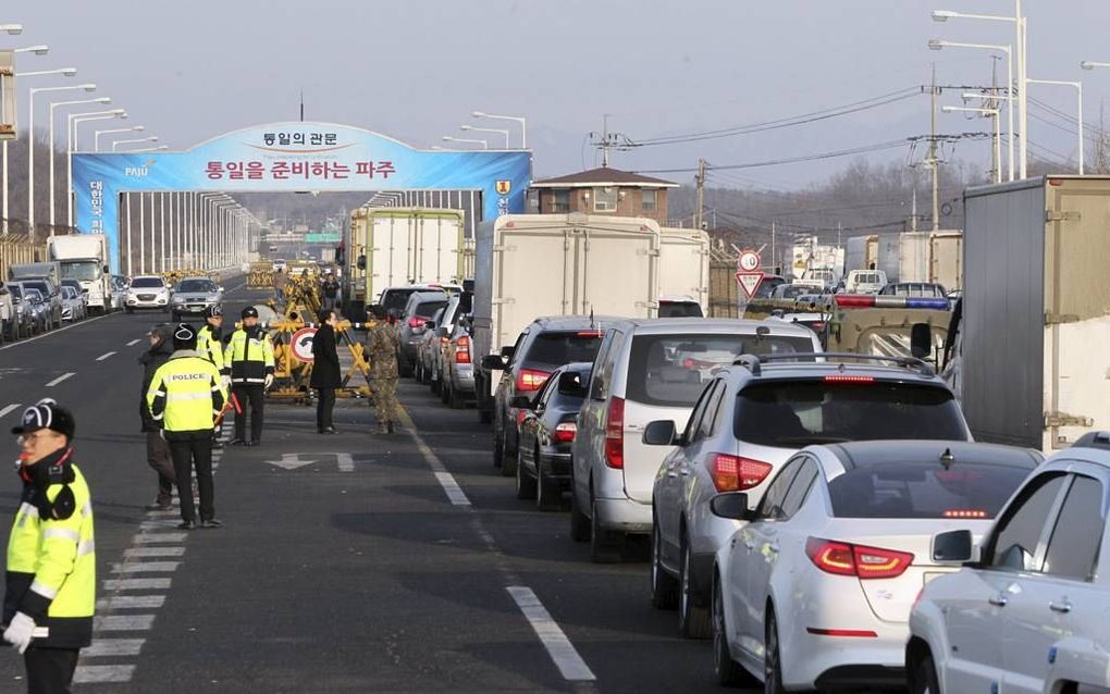 PAJU. Grote drukte deze week voor de poort van het bedrijvenpark Keasong in Noord-Korea nadat bekend werd dat het zou gaan sluiten. beeld EPA