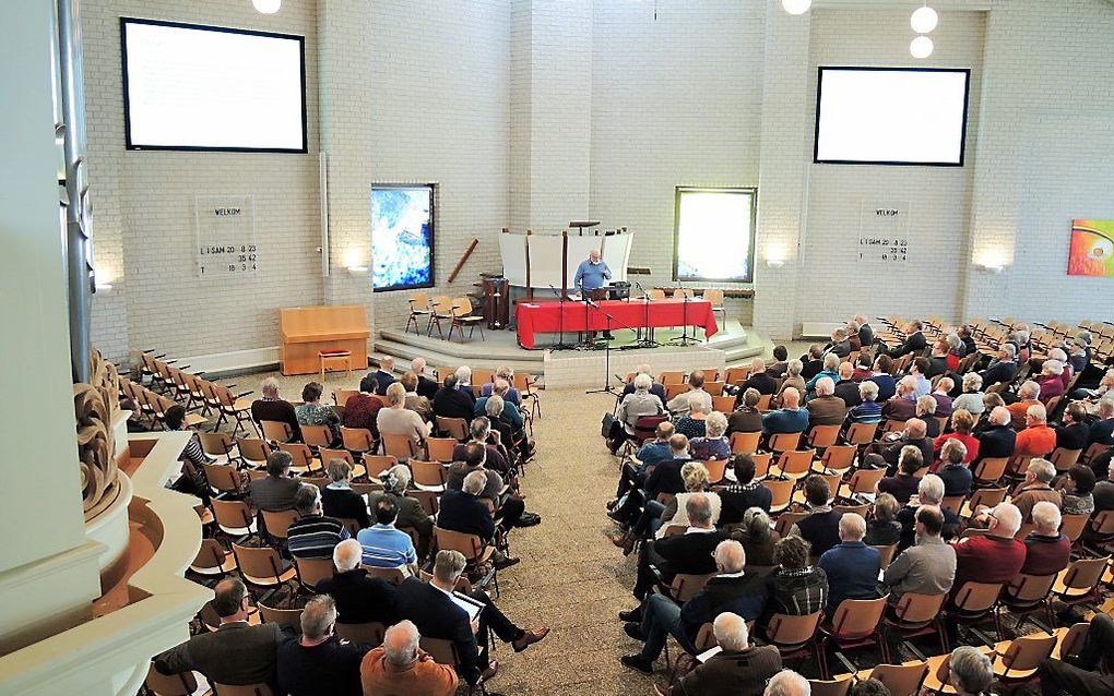 Forumbespreking onder leiding van ds. H. G. Gunnink (gkv Ten Boer). Achter de tafel v.l.n.r. J. Peters (gkn Zwijndrecht), ds. J. R. Visser (gkn Zwolle e.o.), D. J. Bolt (redacteur eeninwaarheid.info, lid dgk Opeinde), ds. K. Folkersma (emeritus predikant 