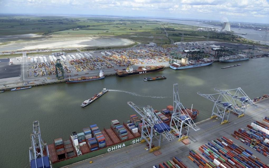 Steeds grotere containerschepen meren er aan in de haven van Antwerpen. Op de Westerschelde lopen deze reuzen met enige regelmaat vast.  Foto Port of Antwerp