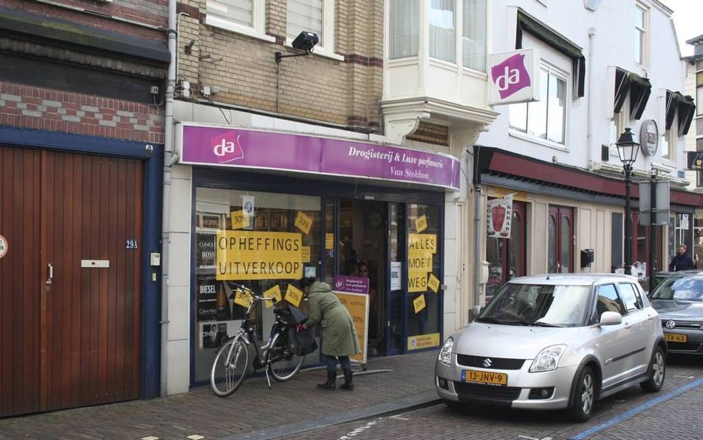 LEERDAM. DA-drogisterij Van Stokkom maakte onlangs bekend er na veertig jaar mee te stoppen.De winkel is deze maand nog open. beeld André Bijl