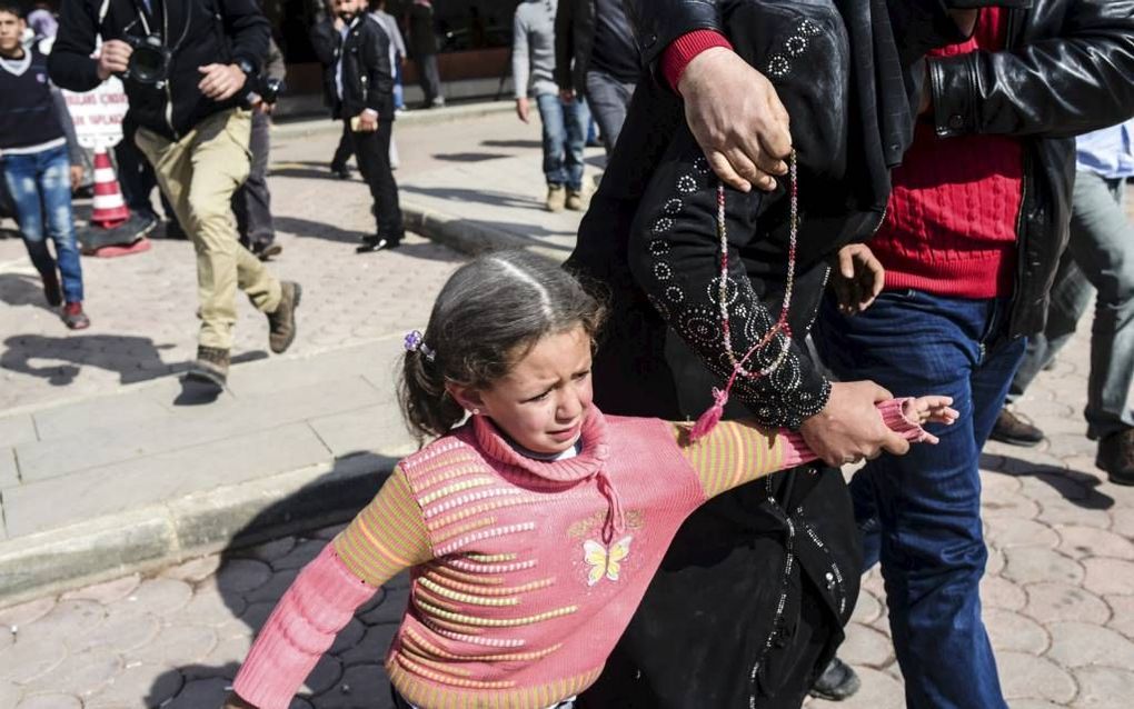 KILIS. Een Syrische vrouw gisteren met haar kinderen bij het ziekenhuis in de zuidelijke Turkse stad Kilis, nadat haar gewonde echtgenoot vanuit het noorden van Syrië daar is binnengebracht. Aanvallen in het noorden van Syrië kostten gisteren aan zeker 50