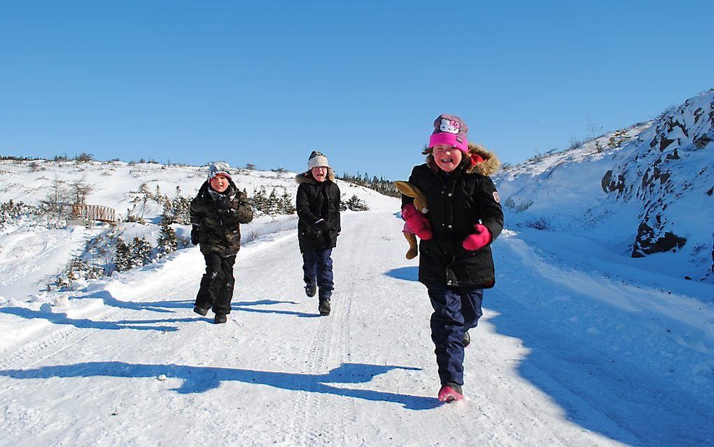 ”Mijn man Jos, onze dochters April (12, m.) en Hazel (10, r.), onze zoon Olav (6, l.) en ik vormen een heel gelukkig gezin." beeld Renate Lindeman